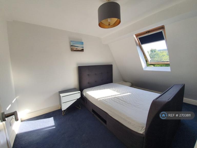 1 bedroom flat in Clapham, London, SW18 (1 bed) (#2703811)