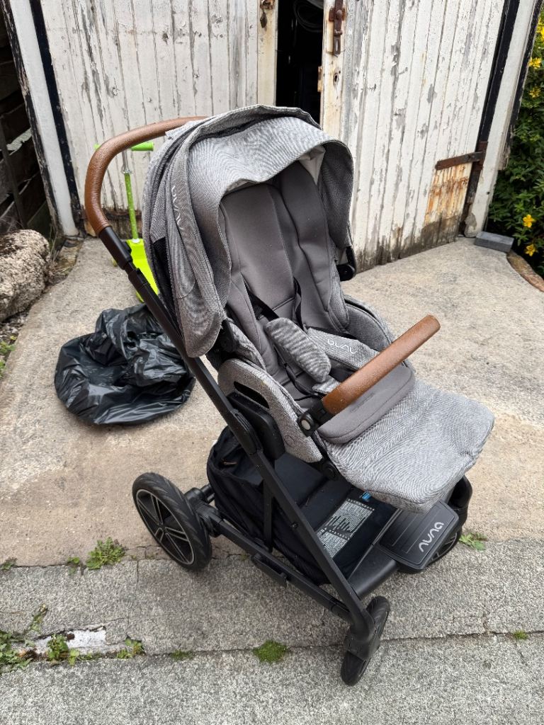 Nuna Next Mixx 3 in 1. Pushchair, travel cot and car seat with base!!!!