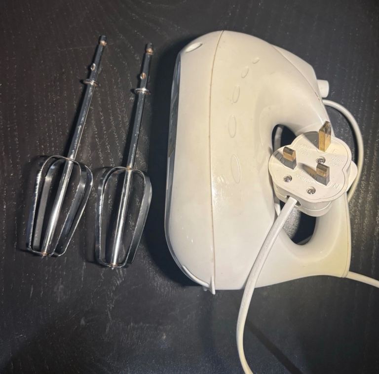 Tesco Hand Mixer with 2 Beaters – Electric Handheld Mixer – Used