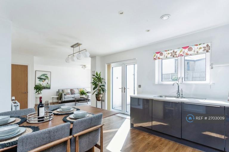 4 bedroom house in Laverde Walk, Oakgrove, Milton Keynes, MK10 (4 bed) (#2703009)