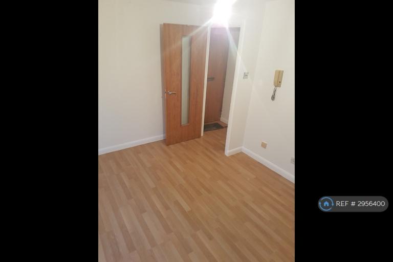 Studio flat in Charlton Road, London, N9 (#2956400)