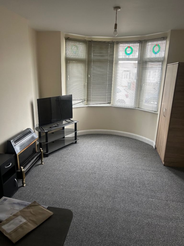 Ground floor bedsit to rent