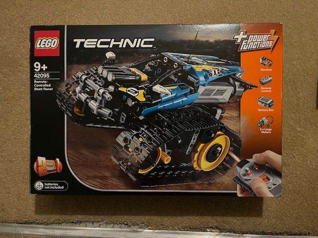 Complete LEGO Technic Remote-Controlled Stunt Racer (42095)