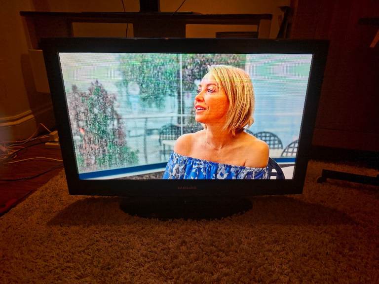 Samsung 32 inch hd ready TV with remote. Can drop local for extra . Not smart 