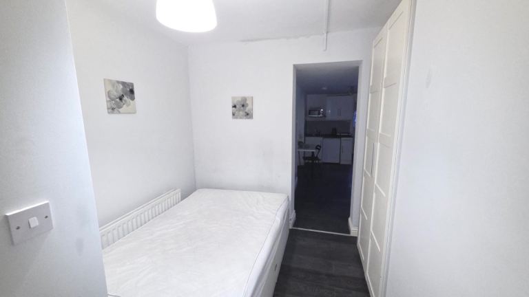 STUDIO FLAT INCLUDING BILLS FOR SINGLE OCCUPANCY OR COUPLE WELCOME POSTCODE DA17 5AW