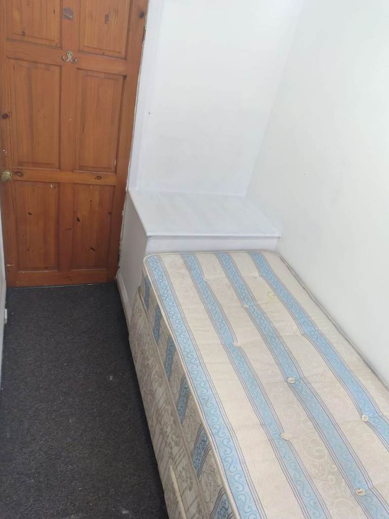 Room available single and duble 