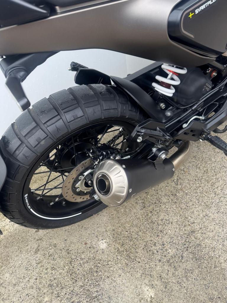 Husqvarna SVARTPILEN 401 2022, AKRAPOVIC