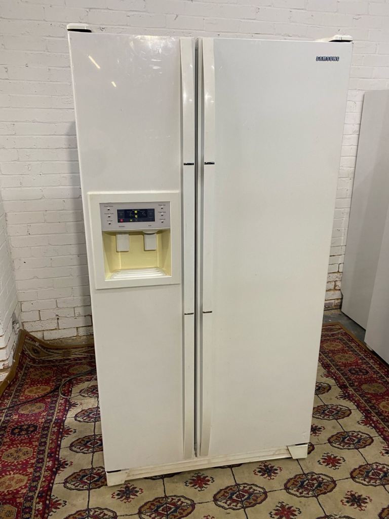 Samsung American Fridge Freezer with water dispenser for Sale