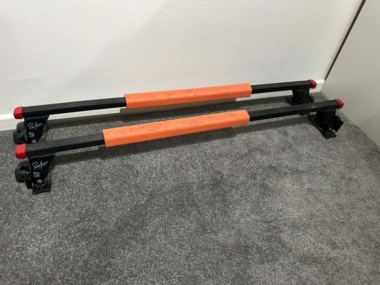 Universal car roof bars with rubber padded clamps