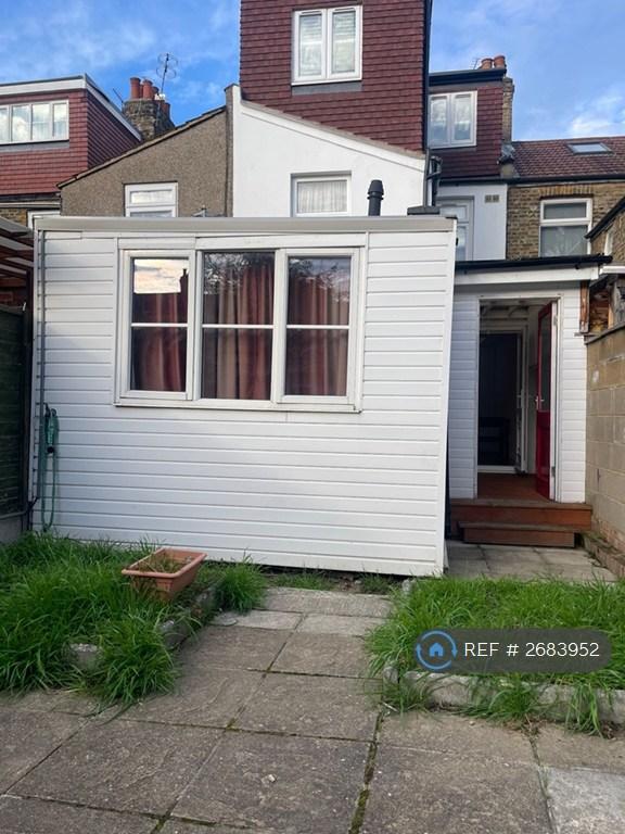 Studio flat in London, London, N18 (#2683952)