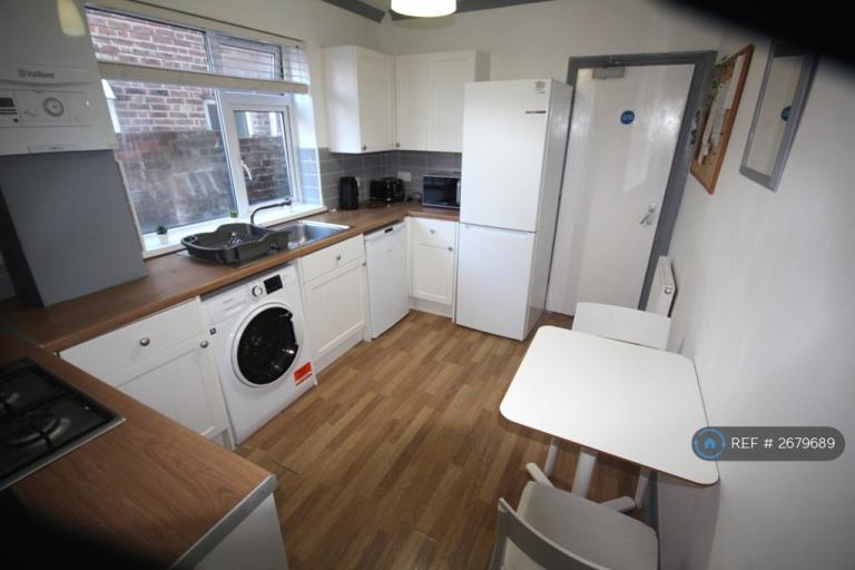 5 bedroom house in Harold Road, Southsea, PO4 (5 bed) (#2679689)