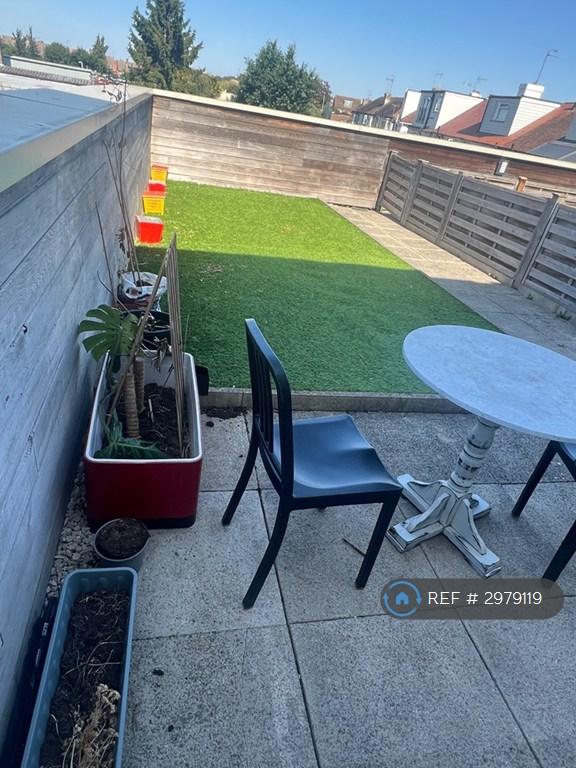 2 bedroom flat in Ashtree Crescent, Chelmsford, CM1 (2 bed) (#2979119)
