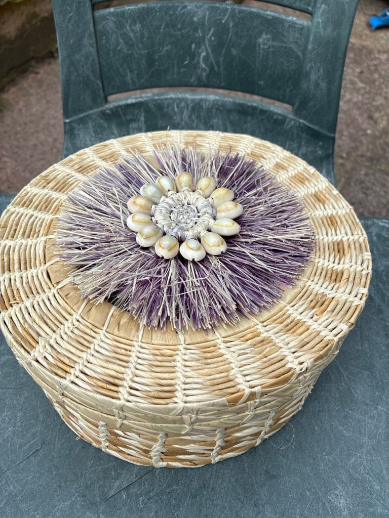 Hand wives straw basket 