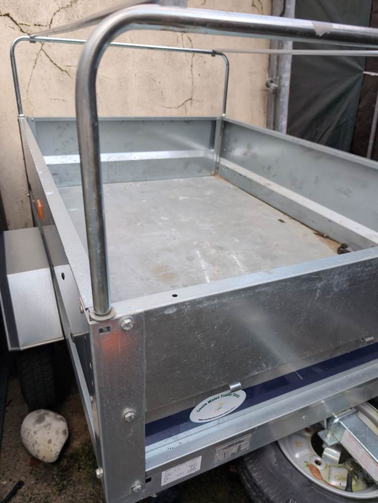 Good condition trailer comes with a cover  not used much , only for clean family adventures 