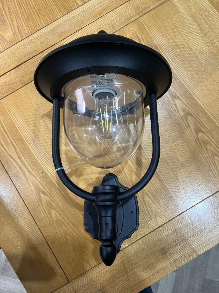 OUTDOOR WALL LIGHT