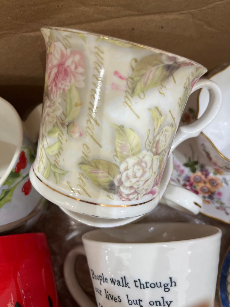 Box of lovely good quality cups & mugs