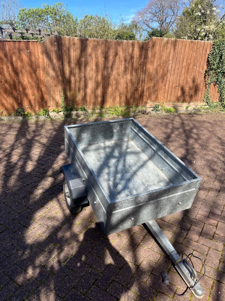Trailer - 4ft x 2.5ft (122 x 76cm) 