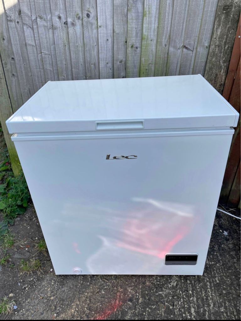 LEC white chest freezer. In excellent working condition. Cash on delivery. 
