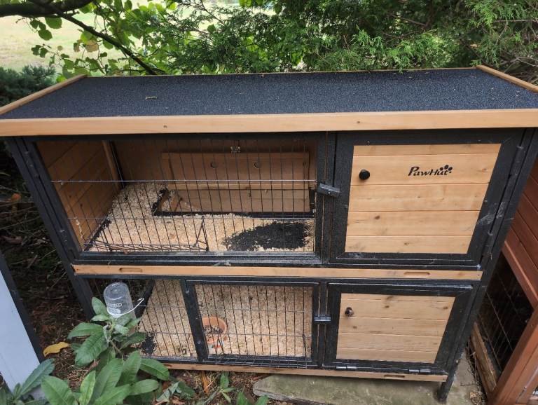 PawHut 2-tier rabbit hutch in excellent condition 