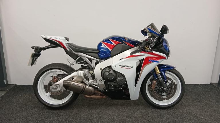 HONDA CBR1000RR ** 12 MONTH MOT - AKRAPOVIC EXHAUST - SEAT COWL ** 