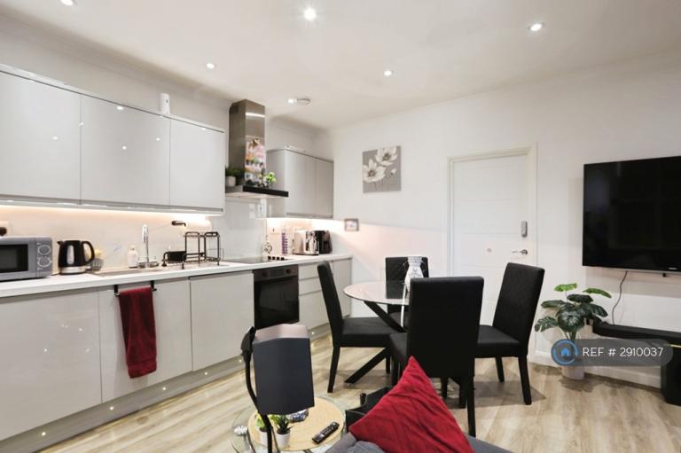 2 bedroom flat in County Road, Swindon, SN1 (2 bed) (#2910037)