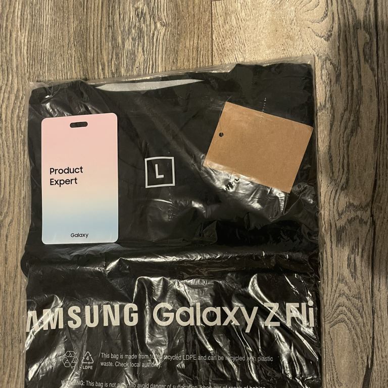 Samsung Galaxy ZFlip Cotton Tshirt with Badge Size L