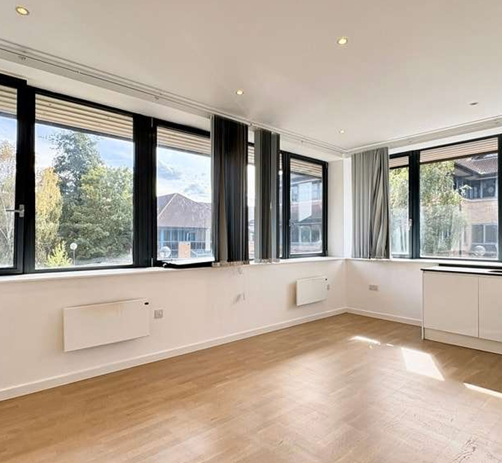 Bright 2-Bed with Lift & Parking Option: Riverbank Way, Brentford 