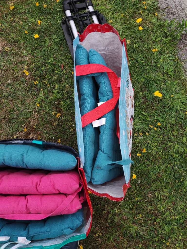 Cushions for garden chairs 4 green and two pink