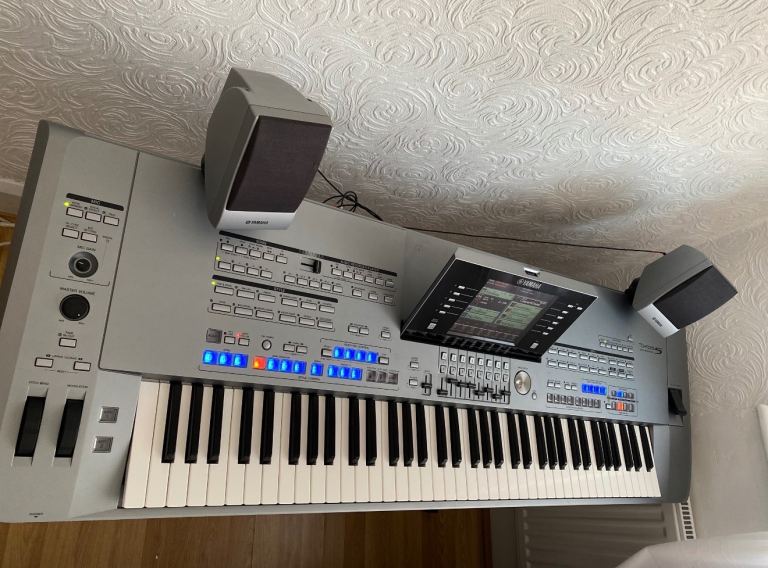 Yamaha Tyros 5 76key with speakers