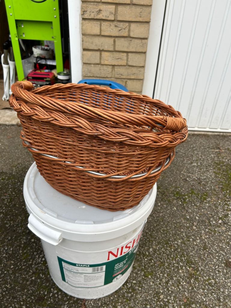 Whicker bike basket with locking bracket