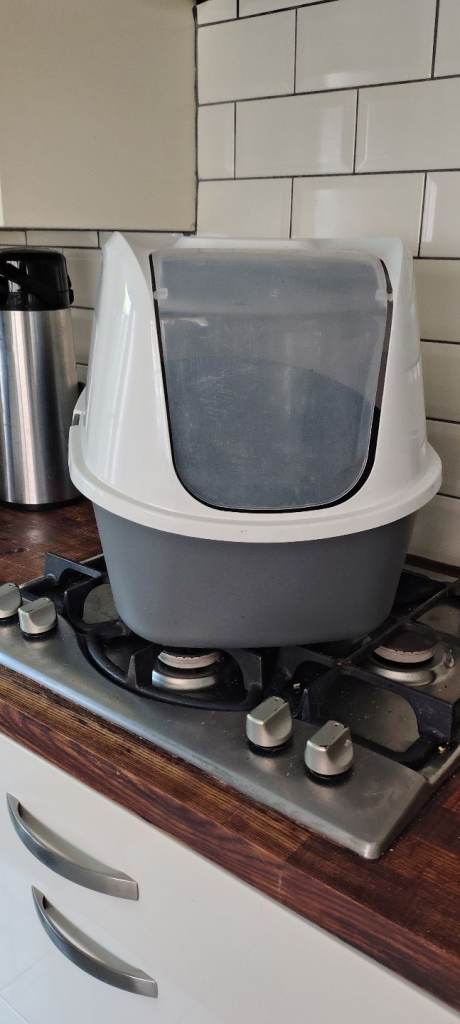 Cat Litter Enclosed Lid and swing door entry/exit.