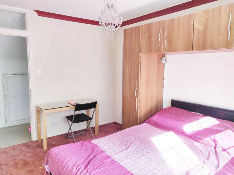 Large Double Room to Rent – £650 PCM (All Bills Included)