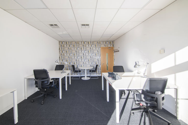 Amersham - HP70UT \ Large Office Space with Flexible Setup for Up to 15 Workstations