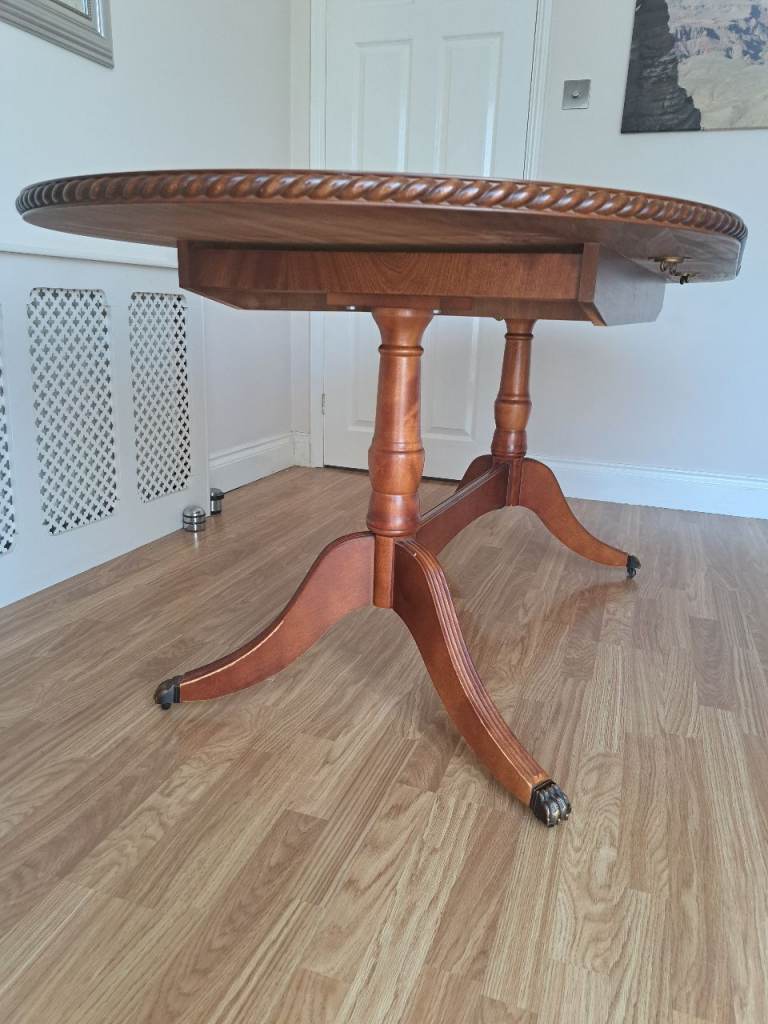 Extendable Wooden Dining Table with 6 dining chairs