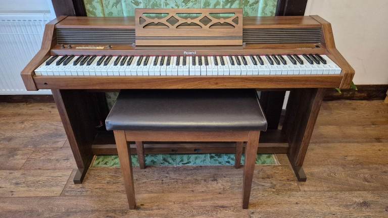 Roland PianoPlus 400 Spares or repair with stool.
