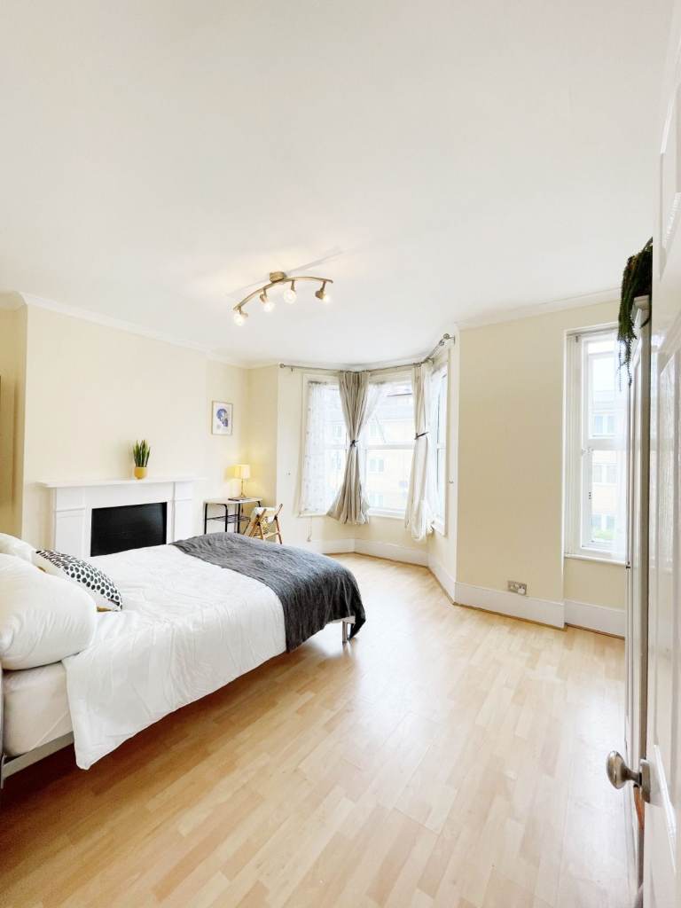  🪄🌸Huge and Bright Room Available in Three-bed Flat | 10 min to Surrey Quays Station!