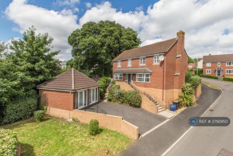 4 bedroom house in Southfield Drive, Crediton, EX17 (4 bed) (#2792950)