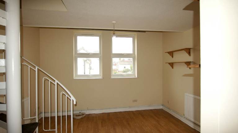 First Floor Split Level 1 Bed Flat in Gated Development…5 Mins Walk to Upton Park Tube