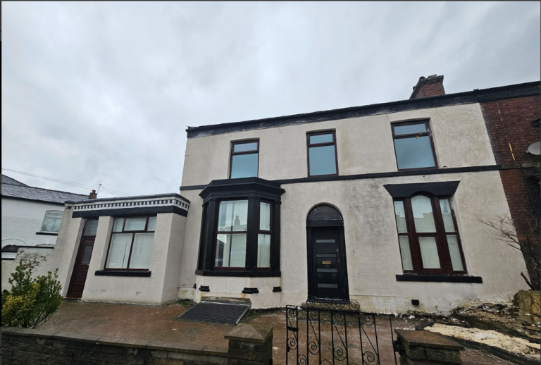 Spacious & Cosy double room for rent OL10 2PN