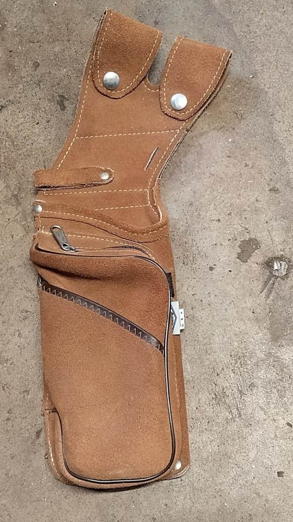 NEET FIELD QUIVER, SUEDE, RIGHT HAND MAYBES LEFT LEATHER SUEDE. FREE POSTAGE  ARCHERY QUIVER HOLDER