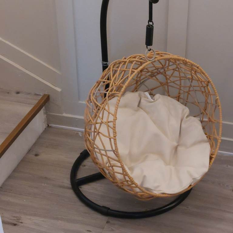 Cat bed on stand