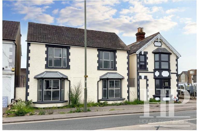 Room to rent in newly refurbed house, Horley Balcombe Road