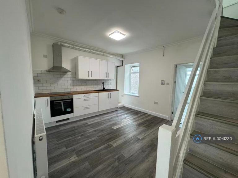 4 bedroom house in Graham Street, Swansea, SA1 (4 bed) (#3041230)