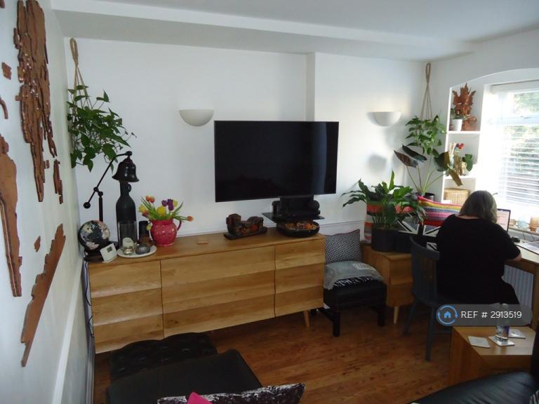 1 bedroom flat in Upton Park, Slough, SL1 (1 bed) (#2913519)