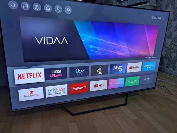 Hisense 65" smart tv in excellent condition 