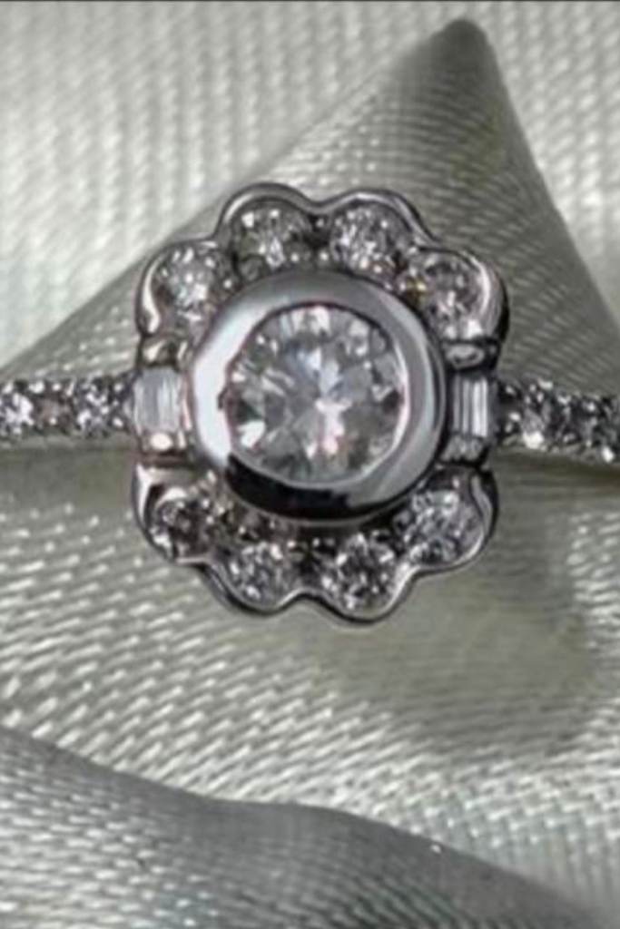 9ct White Gold Ring Size Q Natural Diamonds New Comes with Papers 