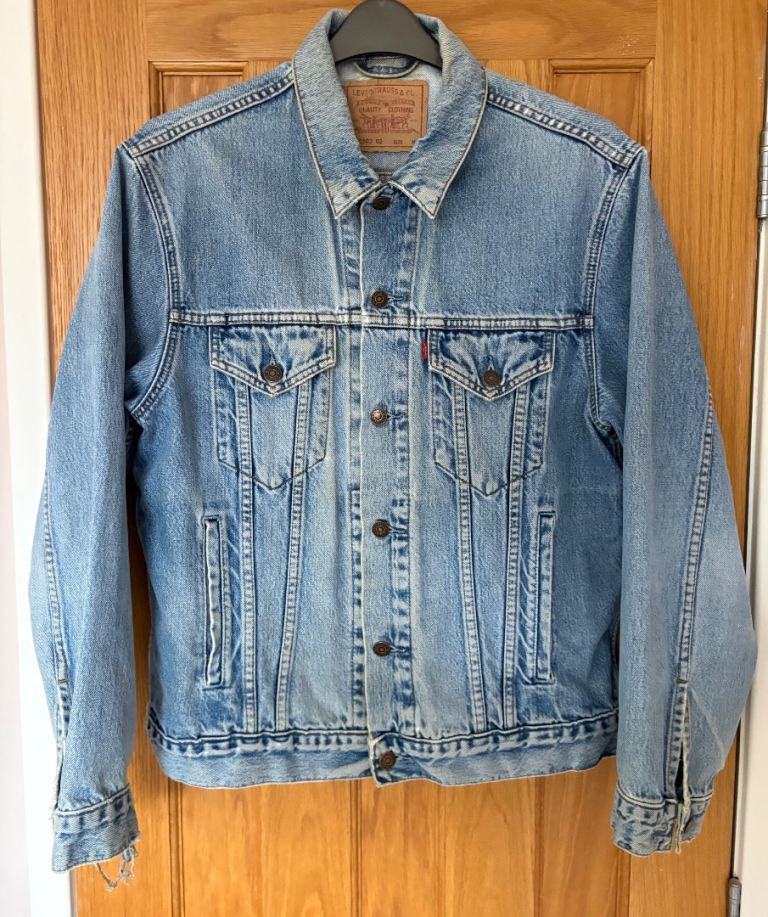 LEVIS Denim Trucker Jacket MEDIUM (unisex)