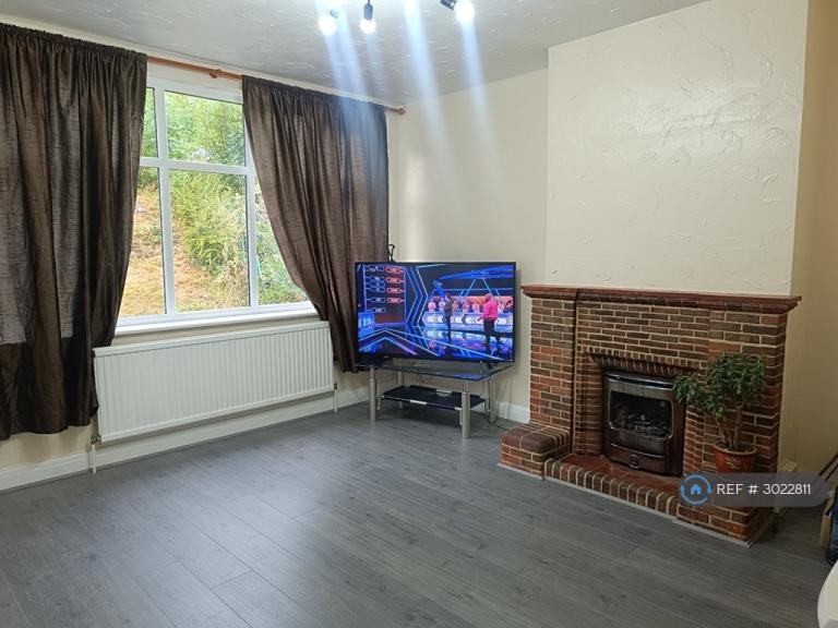 3 bedroom house in Hilltop Road, Whyteleafe, CR3 (3 bed) (#3022811)