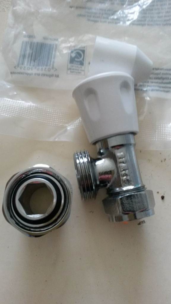 PLUMB SURE new radiator angle valve. 15mm 