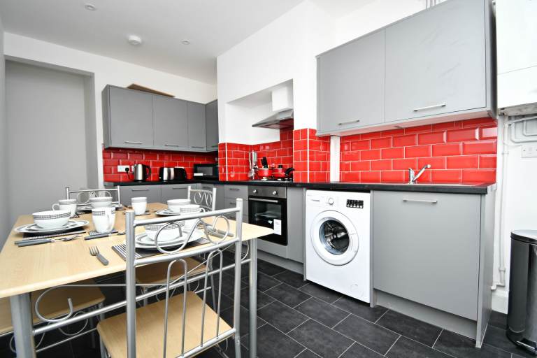 *House Share, BILLS & WI-FI INCLUDED, Apply now!*